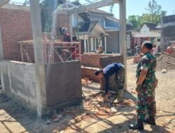 Bangun Pos Kamling, Satgas TMMD 116 Bondowoso Dan Warga Lembur