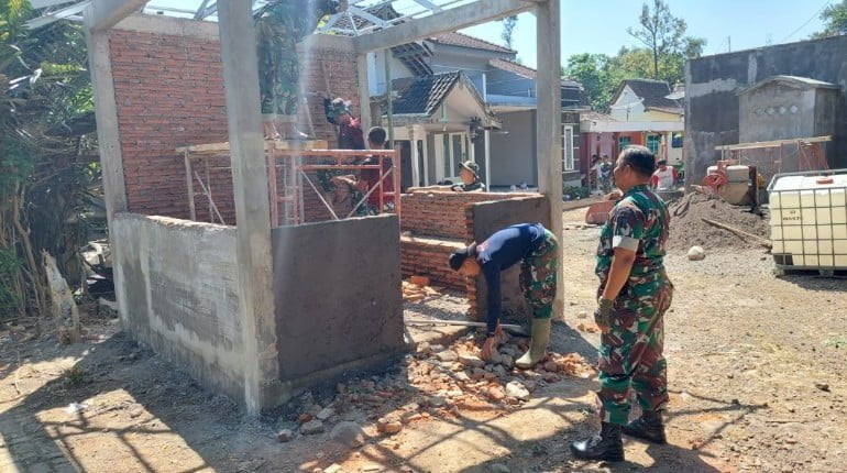 Bangun Pos Kamling, Satgas TMMD 116 Bondowoso Dan Warga Lembur