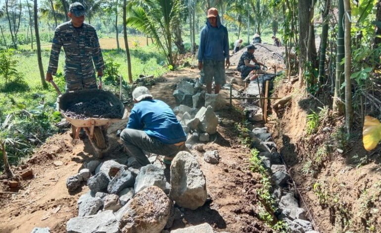 Pembuatan Jalan Plengsengan Skala Prioritas Satgas TMMD 116 Bondowoso