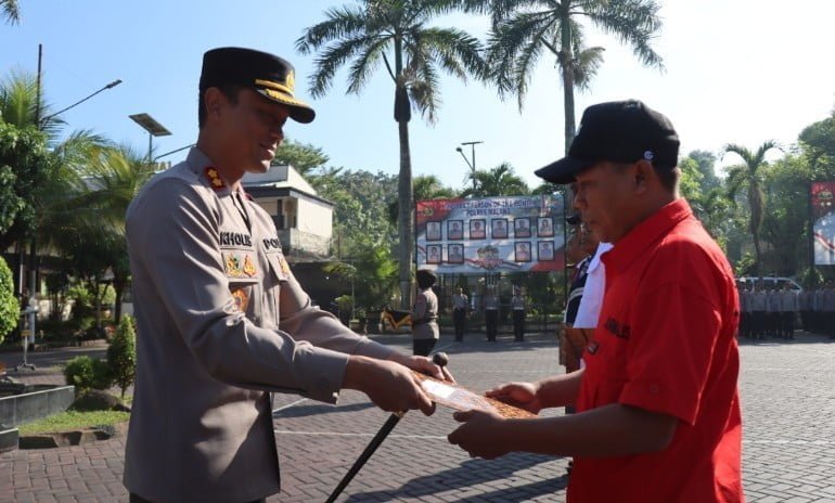 Harkitnas, Kapolres Malang Berikan 463 Penghargaan Kepada Masyarakat dan Anggota Beprestasi