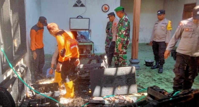 Sinergitas Polisi RW Bersama TNI dan Warga Berhasil Padamkan Kebakaran Rumah di Ngawi