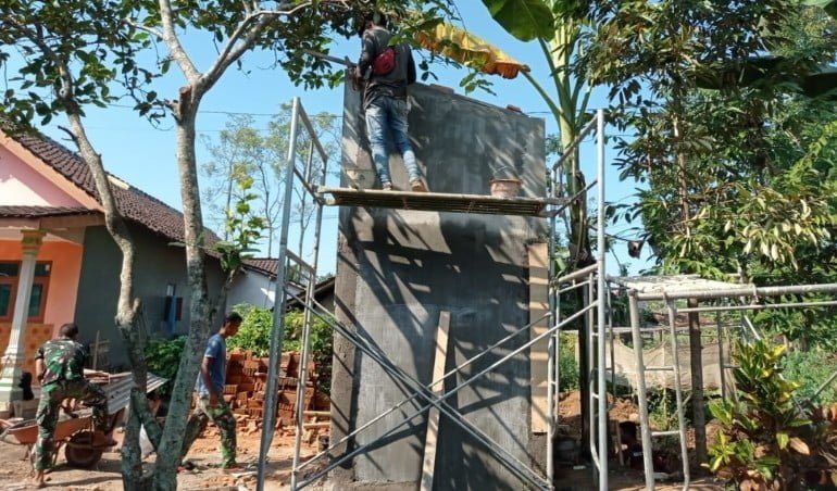 Satgas TMMD 116 Bondowoso Bangun MCK, Edukasi Warga Biasakan Hidup Sehat