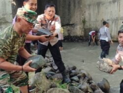 Sinergitas TNI – Polri Peduli Lingkungan Bersihkan Aliran Sungai Bersama Warga