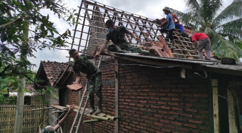 Bedah Rumah, Satgas TMMD 116 Bondowoso dan Warga Kompak Pasang Genting