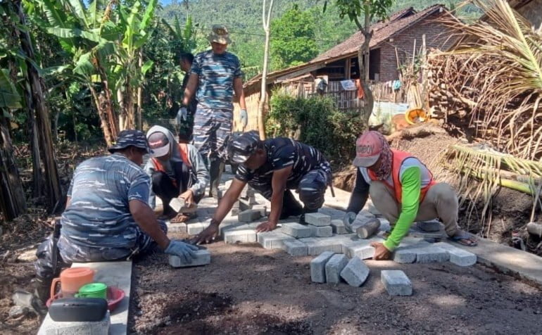 Mudahkan Akses Jalan Desa, Satgas TMMD 116 Kodim 0822 Bondowoso Bangun Paving Stone