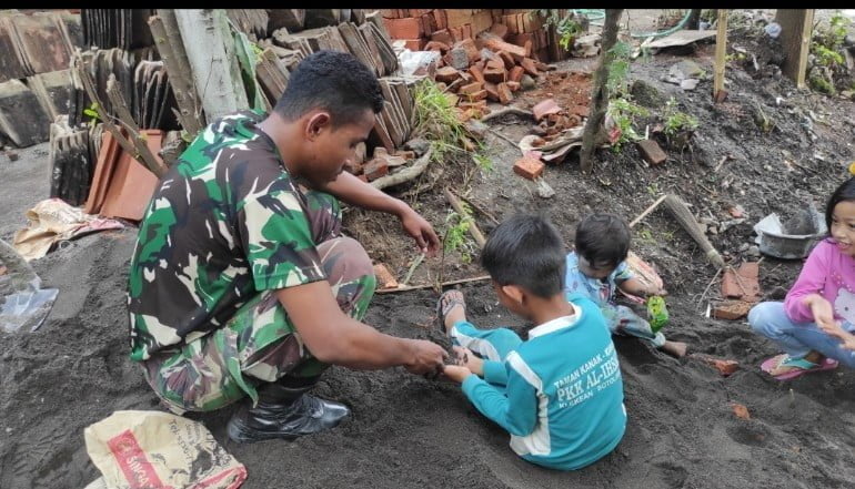 Keceriaan Anak-anak Bersama Anggota Satgas TMMD 116 Kodim 0822 Bondowoso