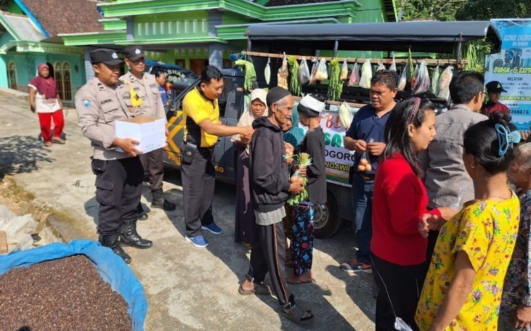 Unik, Polisi Patroli Sambil Berbagi Sayuran dan Lauk Gratis Untuk Warga Jogorogo Ngawi