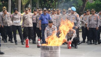 Tingkatkan Kemampuan SDM, Polrestro Bekasi Gelar Pelatihan Pemadaman Api Bersama Dinas Damkar Kabupaten Bekasi