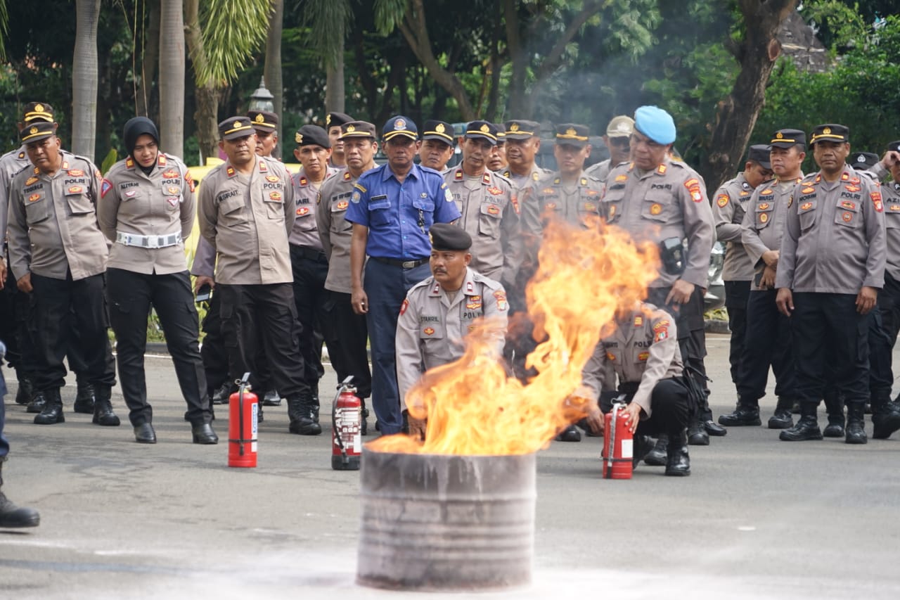 Tingkatkan Kemampuan SDM, Polrestro Bekasi Gelar Pelatihan Pemadaman Api Bersama Dinas Damkar Kabupaten Bekasi