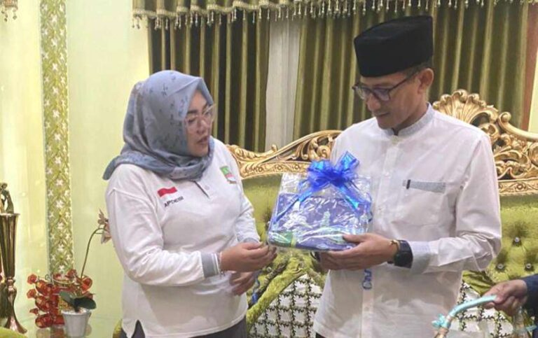 Puji Batik Cibarusah Khas Desa Sindangmulya, Sandiaga Uno : Ciri Desa Kreatif