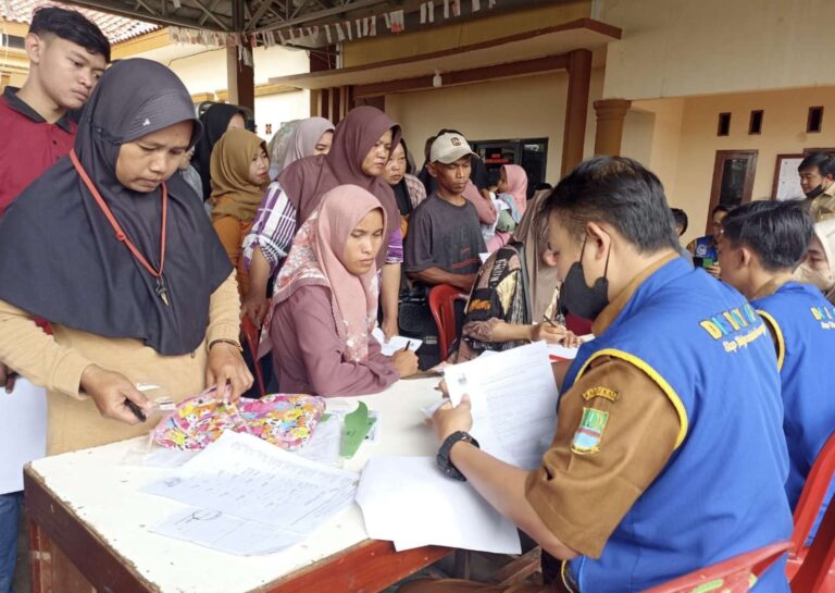 Warga Desa Muarabakti Antusias Sambut Mobil Keliling Disdukcapil