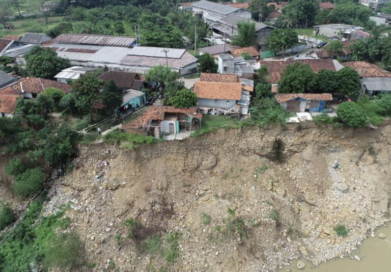 Kadisperkimtan Tinjau Longsor Sungai Cipamingkis