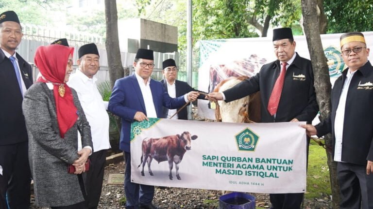 Kemenag Serahkan Sapi Kurban Bantuan Menteri Agama untuk Masjid Istiqlal