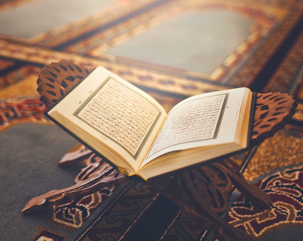 Buku Panduan Manusia Adalah Kitab Suci Al-Qur'an