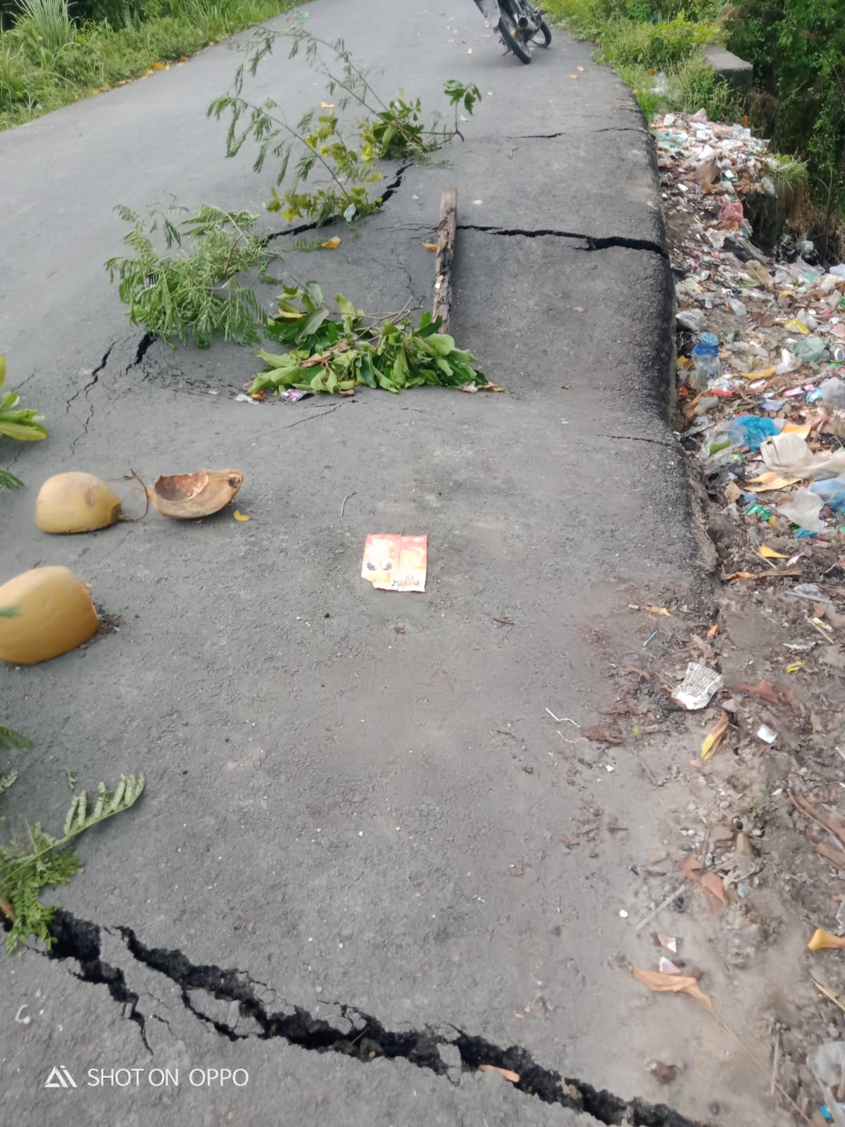 Lagi - Lagi Jalan Penghubung, Antar Desa Tempirai Dan Air Itam Mengalami Amblas