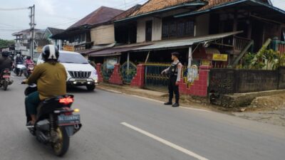 Polres Pali Menggelar Kegiatan Strong Point Dengan Melakukan  Pengaturan Lalu Lintas