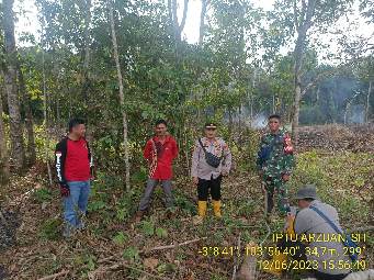 Polsek Penukal Abab Cek Pembakaran Lahan Pertanian di Desa Raja Jaya