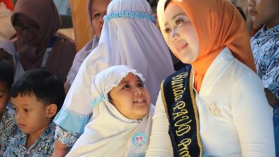 Kunjungan, Ibu Cinta dan Ria Sabaria Semangati Anak-Anak dan Guru PAUD Al-Muslim