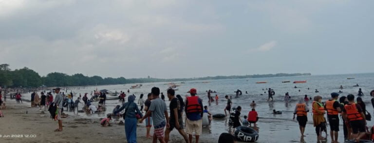 Libur Weekend, Pantai Carita Pandeglang Banten Ramai Dikunjungi Wisatawan