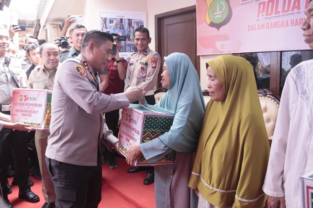 Sambut HUT Bhayangkara ke 77, Irjen Pol Karyoto Turun Langsung Salurkan Bansos ke Warga