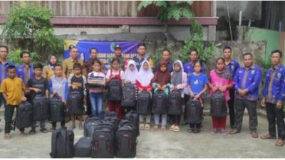 Pemdes Tempirai Timur Berikan Bantuan Seragam Sekolah Kepada Anak-Anak Kurang Mampu