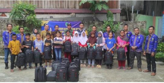 Pemdes Tempirai Timur Berikan Bantuan Seragam Sekolah Kepada Anak-Anak Kurang Mampu