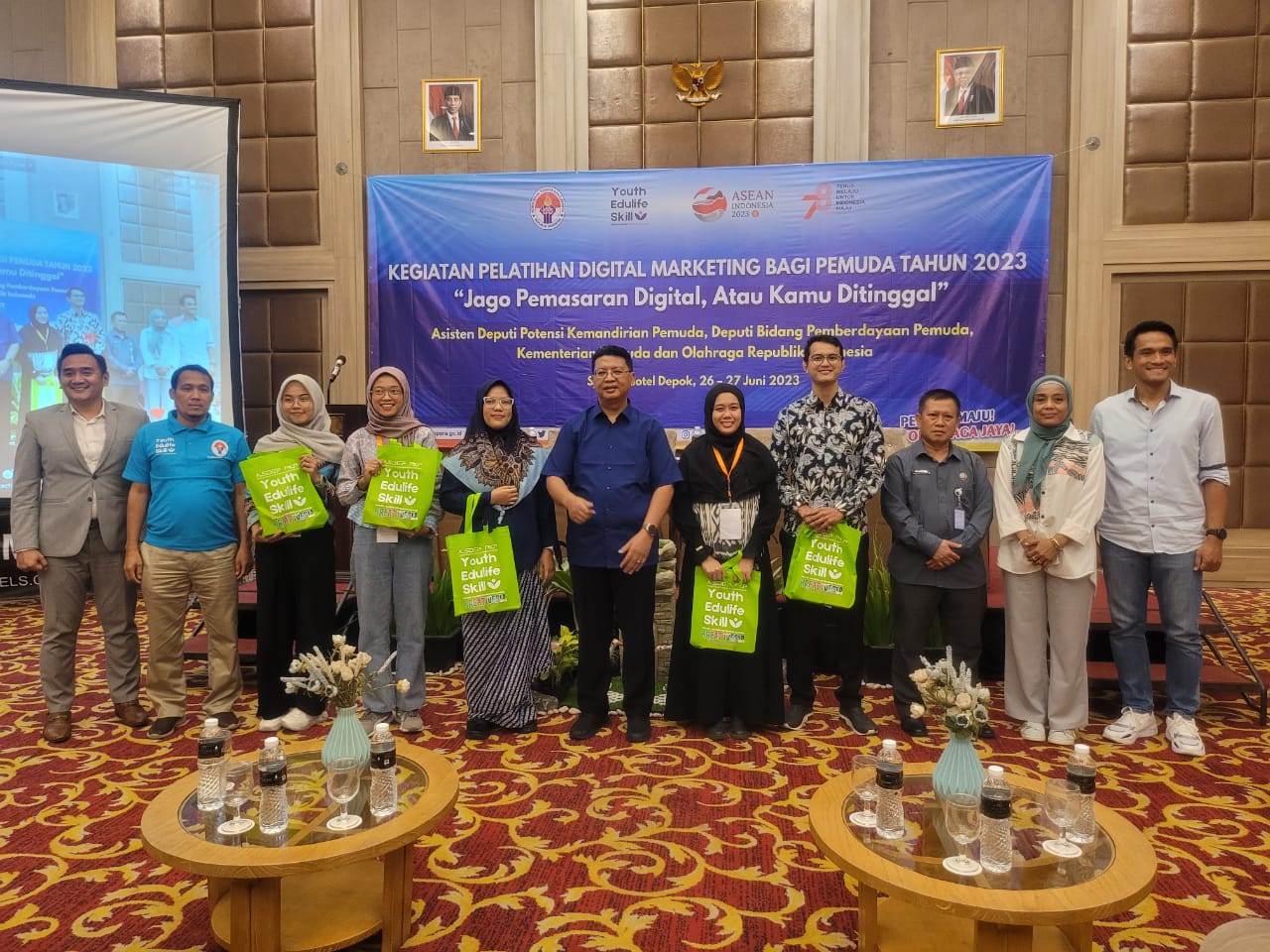 Asisten Deputi Potensi Kemandirian Pemuda Kemenpora Tri Winarno (tengah kemeja biru) foto bersama Peserta Pelatihan Digital Marketing Bagi Pemuda