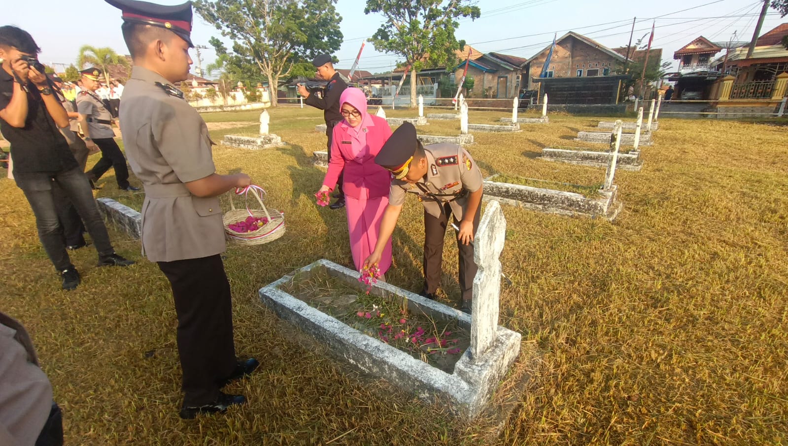 Peringati HUT Bhayangkari Ke 77,Polres Pali Gelar Upara Ziarah Dan Tabur Bunga Di Taman Makam Pahlawan