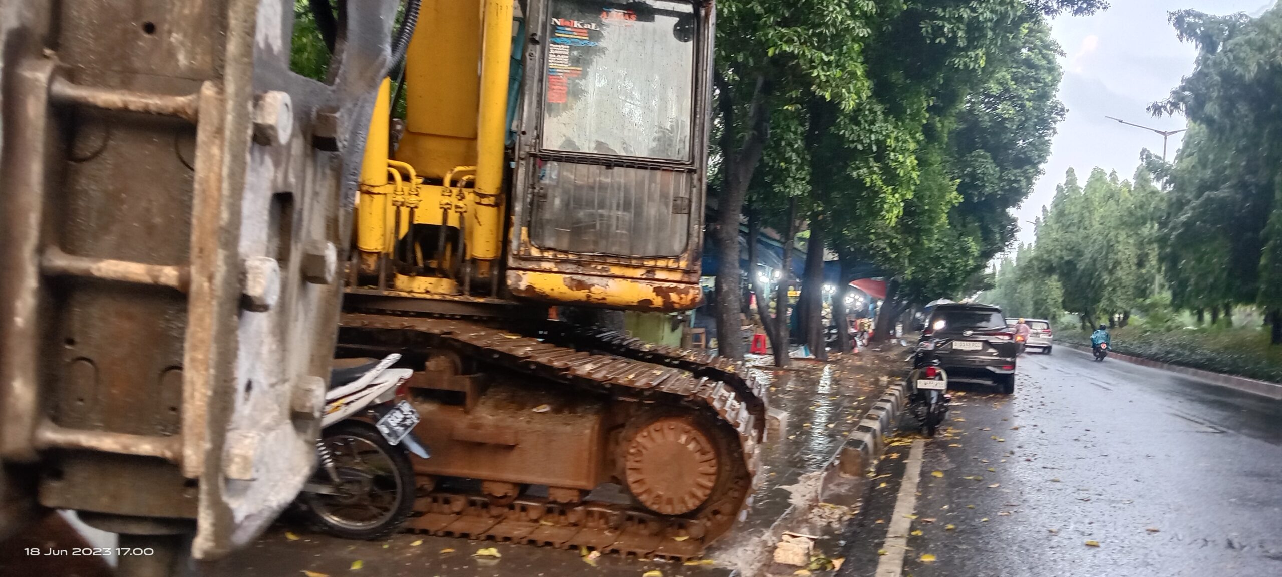 Korbankan Hak Pejalan Kaki, Fungsi Trotoar di Jalan TMP Kalibata Dadakan Jadi Tempat Parkir Kendaraan Alat Berat