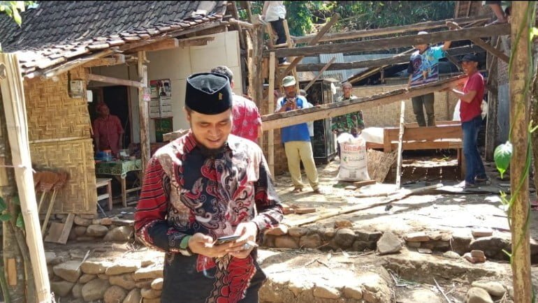 Fauzi Bangun Rumah Warga Sumber Salak