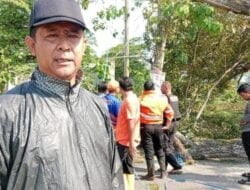 Pohon Tumbang Akibatkan Tertutupnya Akses Jalan Dua Desa, Locare Dan Karanganyar.