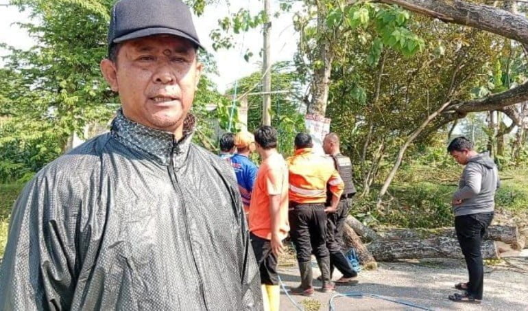 Pohon Tumbang Akibatkan Tertutupnya Akses Jalan Dua Desa, Locare Dan Karanganyar.