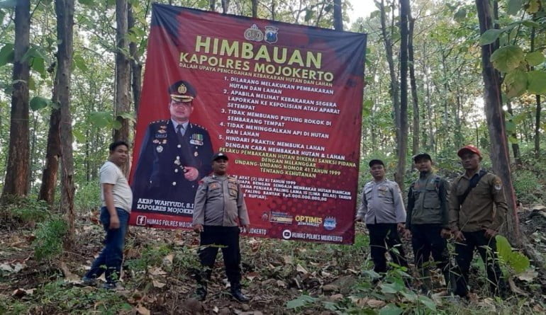 Cegah Kebakaran Hutan Polres Mojokerto Edukasi Warga dan Pasang Himbauan Karhutla