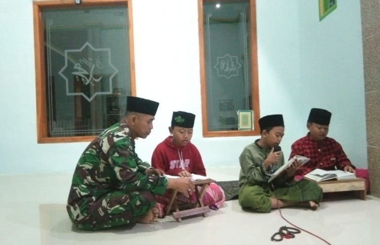 Luar Biasa, Satgas TMMD 116 Bondowoso, "Siang Bekerja Malam Ajarkan Mengaji"