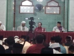 KH. Thoha Yusuf Zakariya LC  Pengasuh Kedua PP. Al-Islah Bondowoso, Sambut Kedatangan Prof. Dr. Rizal Ramli