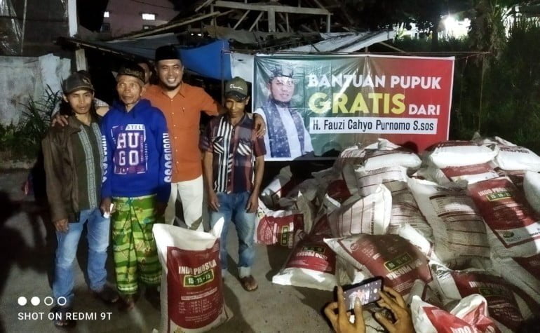 Fauzi Cabup Bondowoso Bagikan Pupuk ke Warga Kupang