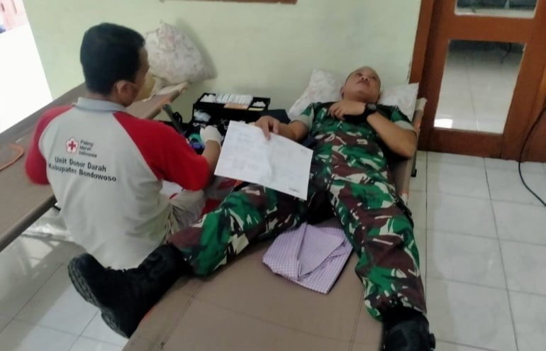 Hari Bhakti Dokter Indonesia, Puluhan Anggota Kodim 0822 Bondowoso Donor Darah 