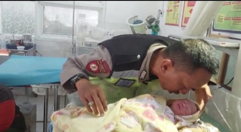 Langkah Cepat Polisi RW di Jember, Berhasil Selamatkan Bayi Yang Ditemukan Warga