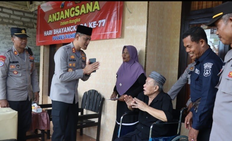 Kapolres Pamekasan Berikan Bantuan Kunjungi Purna Polri yang Sakit Menahun