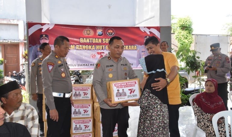 Jumat Curhat Serta Bansos Bersama Polres Bondowoso di Desa Selolembu