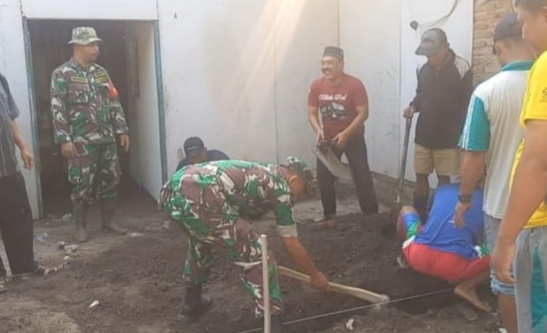 Danramil Koramil Tenggarang Pimpin Bantu Bangun Rumah Warga