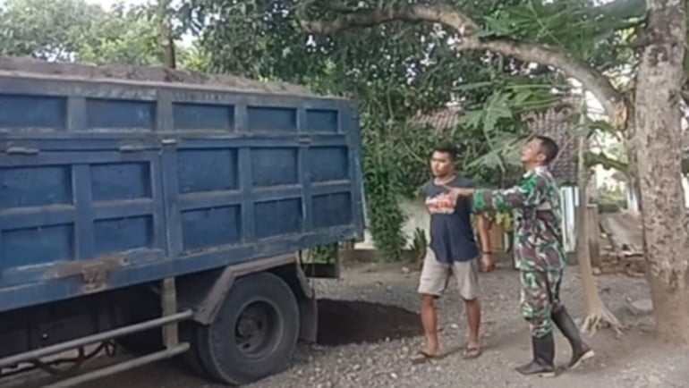 Kedekatan Serma Darwan Dengan Sopir Truk Pasir