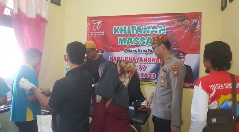 Sambut HUT Bhayangkara Ke-77 Polres Sampang Gelar Khitanan Massal