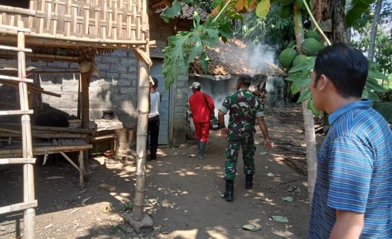 Waspada Demam Berdarah, Babinsa Koramil Grujugan Lakukan Fogging