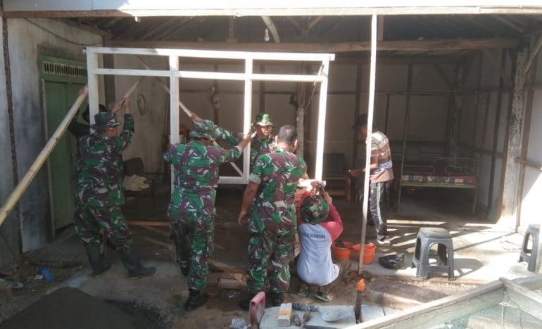 Wujudkan Mimpi Bu Lis, Babinsa Posramil Binakal Gotong Royong Bantu Bedah Rumah