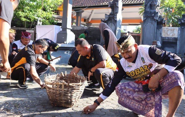 Bakti Religi Hari Bhayangkara ke 77 Polresta Banyuwangi Bersihkan Rumah Ibadah di Bumi Blambangan