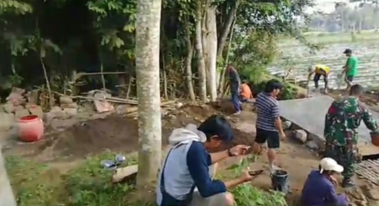 Babinsa Koramil Pujer Bantu Pengecoran Jembatan