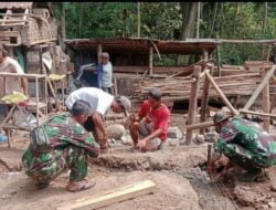 Selalu Ada Untuk Rakyat, Anggota Koramil 0822/02 Curahdami Gotong Royong Membantu Pembangunan Rumah Warga