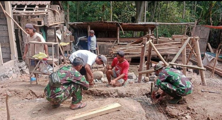 Selalu Ada Untuk Rakyat, Anggota Koramil 0822/02 Curahdami Gotong Royong Membantu Pembangunan Rumah Warga