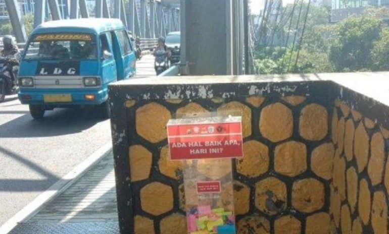 Peduli Keluh Kesah Masyarakat Polisi Pasang Box Curhat dan Motivasi di Jembatan Suhat Kota Malang